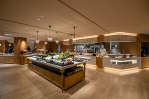 2 restaurants, spécialités Cuisine locale et internationale