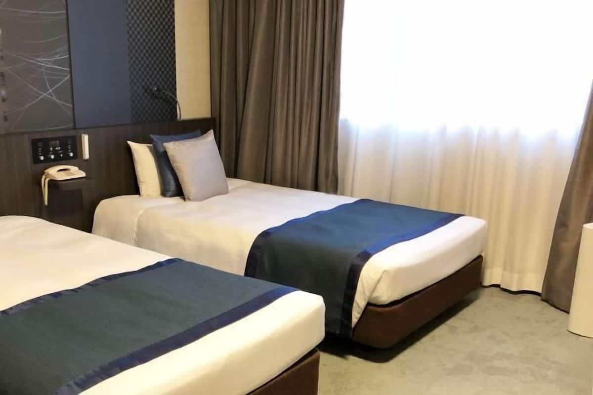 Soundproofing, free WiFi, bed sheets