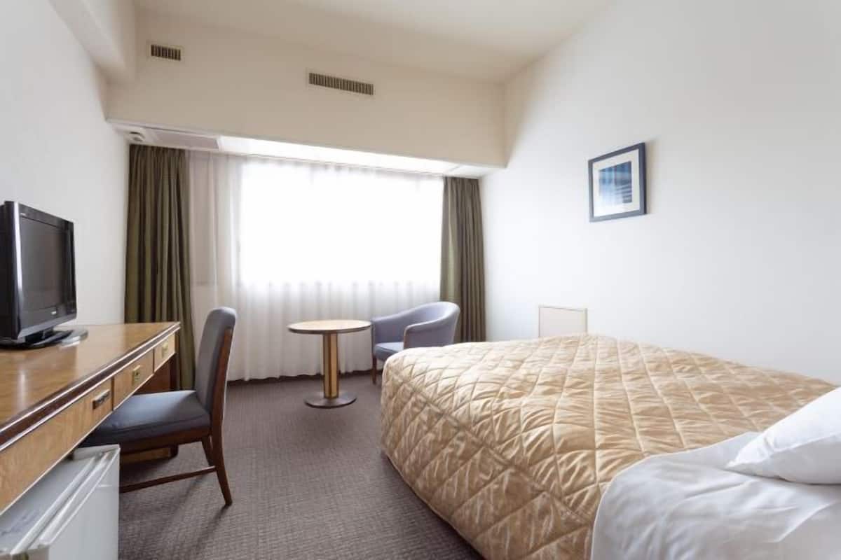 Soundproofing, free WiFi, bed sheets