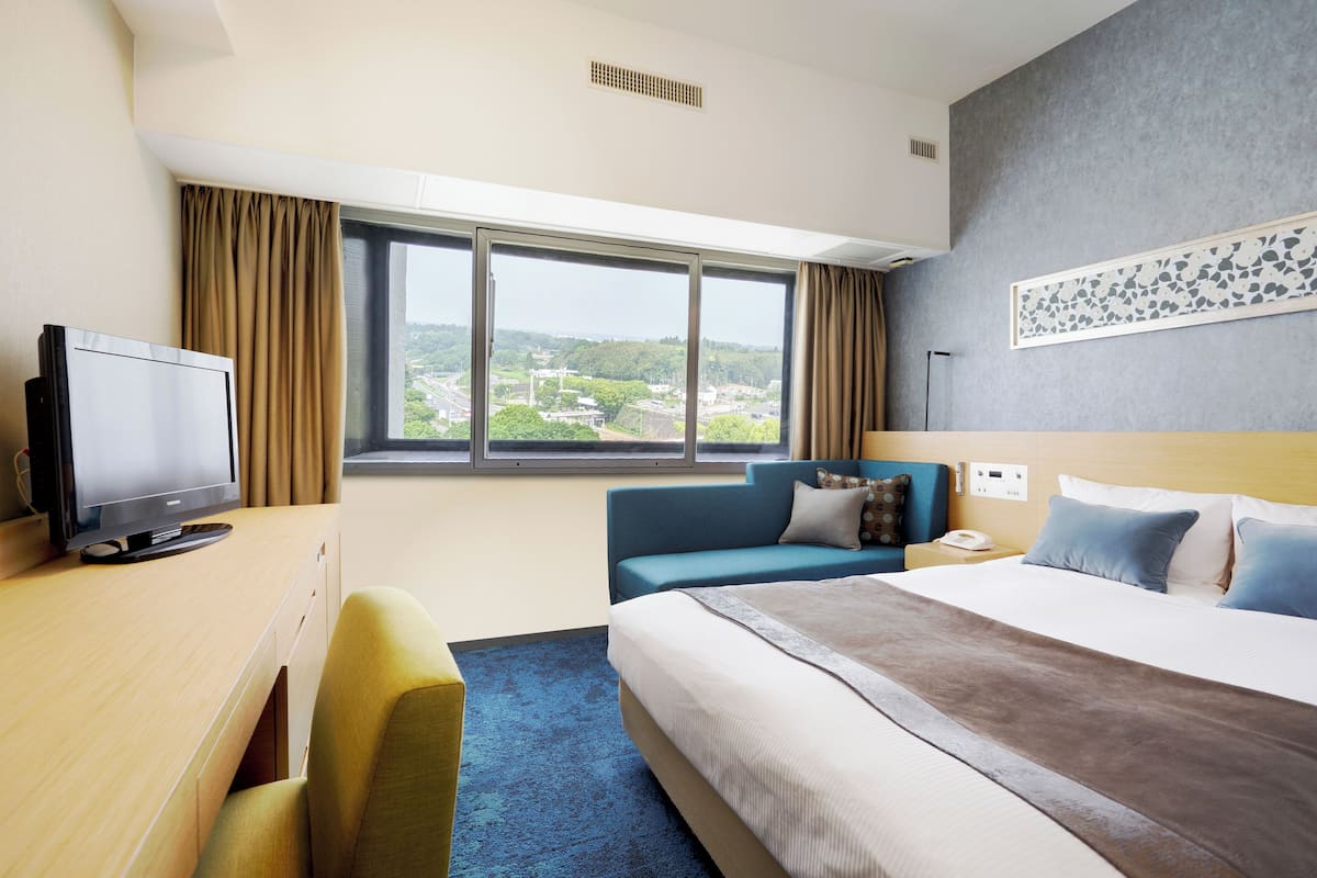 Soundproofing, free WiFi, bed sheets