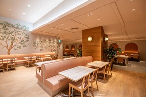 2 restaurants, breakfast, lunch served; local and international cuisine  - ART HOTEL NARITA (Narita)