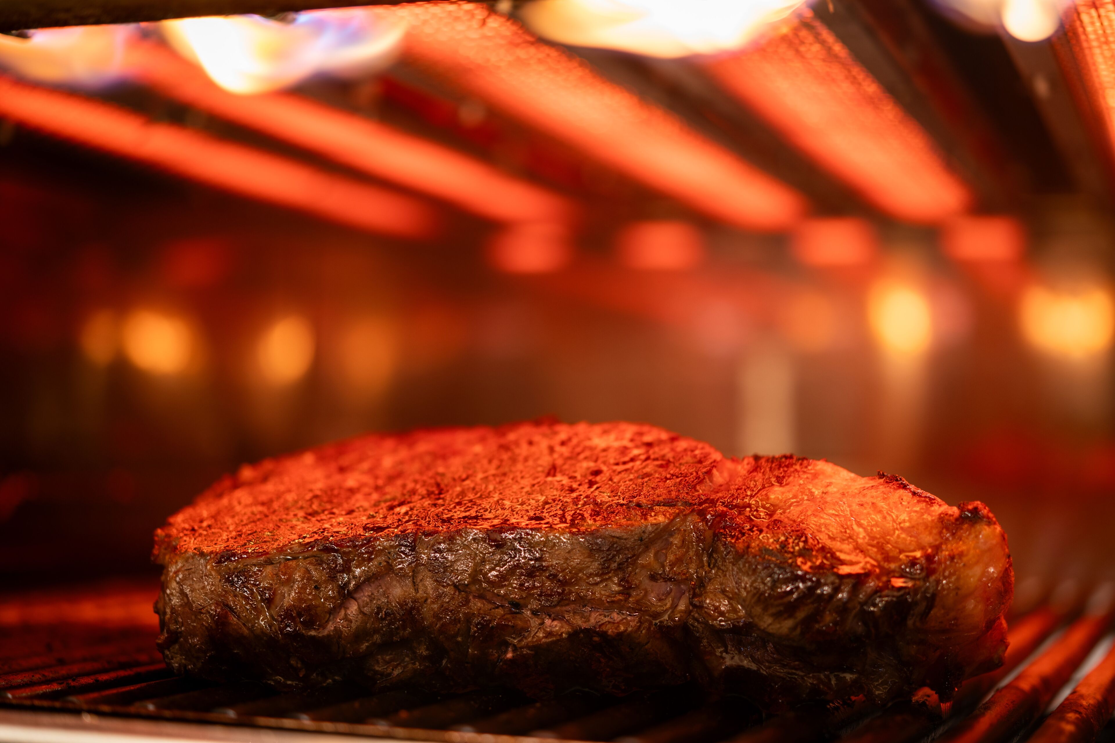Un steak en train de cuire au four.