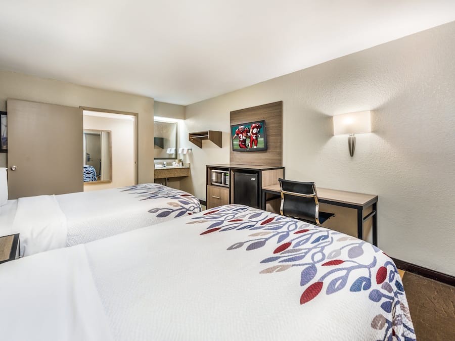 Quarto luxo, 2 camas de casal (Smoke Free) | Escrivaninha, cortinas blackout, berços grátis, Wi-Fi de cortesia