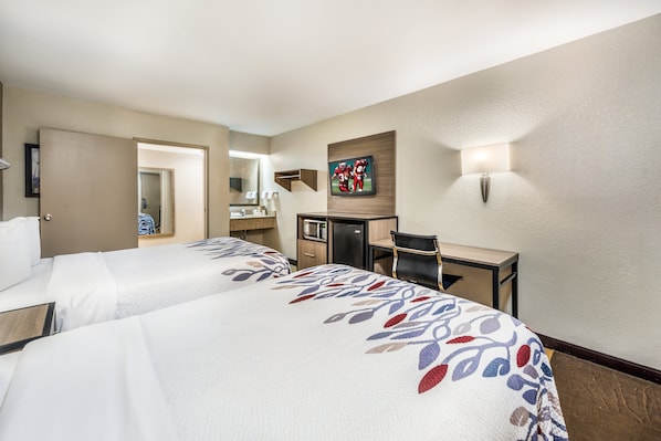 Deluxe Room, 2 Double Beds (Smoke Free) | Desk, blackout curtains, free cots/infant beds, free WiFi - Red Roof Inn Dayton South - Miamisburg (Miamisburg)