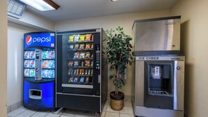 Zona de máquinas expendedoras con refrigerador de Pepsi, máquina de aperitivos y dispensador de hielo.