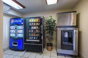 Zona de máquinas expendedoras con refrigerador de Pepsi, máquina de aperitivos y dispensador de hielo.