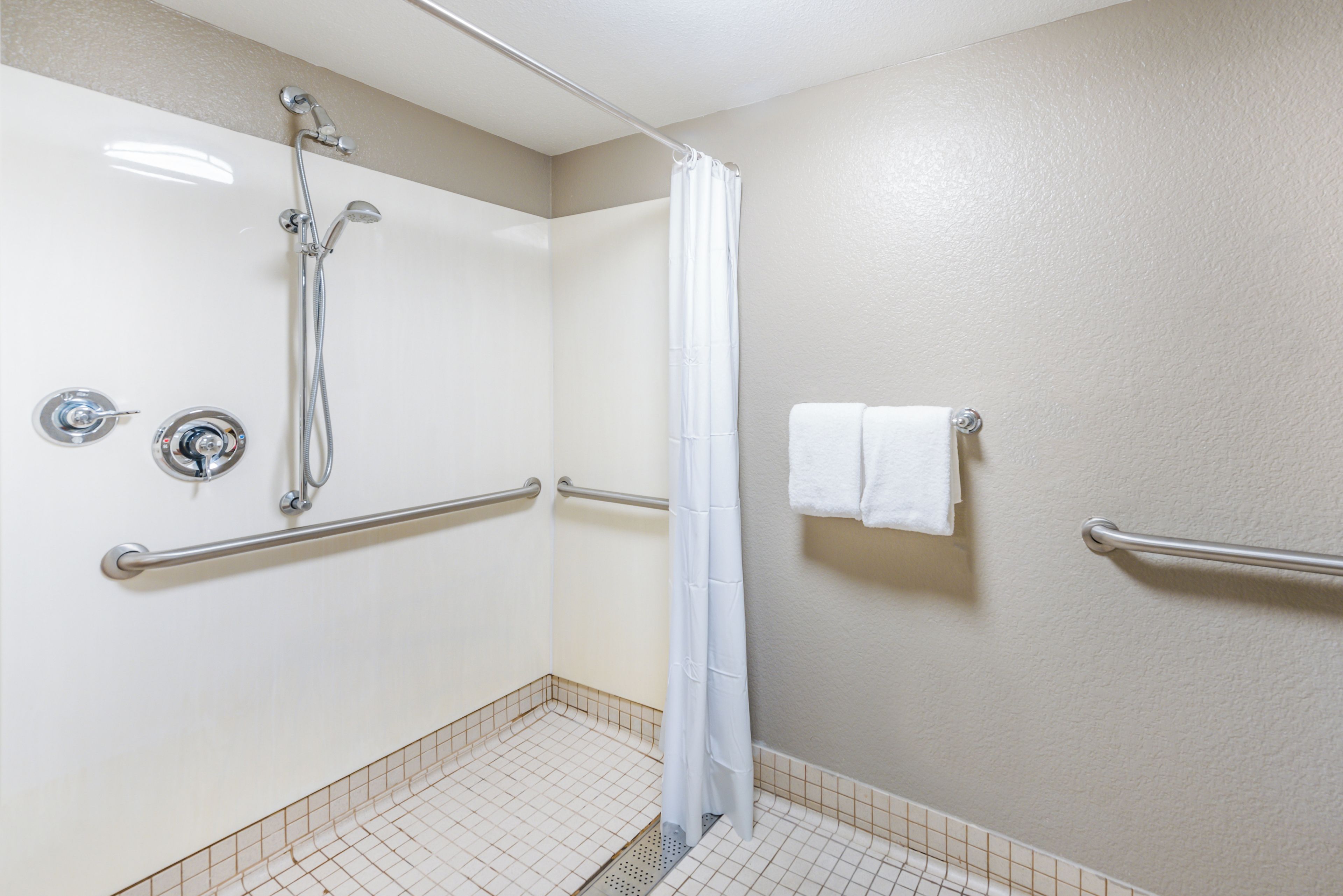 Superior Room, 1 King Bed, Accessible (Roll-In Shower, Smoke Free) | Bathroom | Free toiletries, towels, soap, shampoo