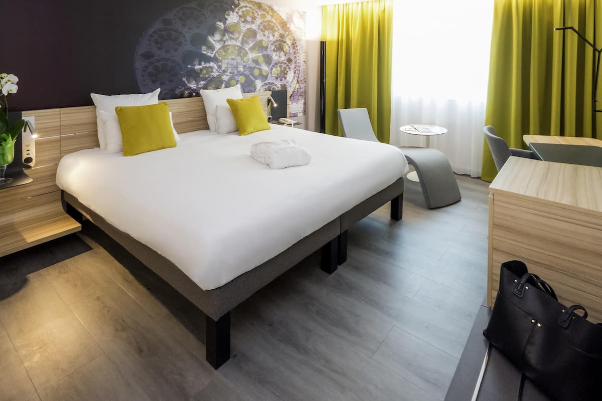 Executive Room, 1 King Bed | Hypo-allergenic bedding, minibar, in-room safe, individually decorated