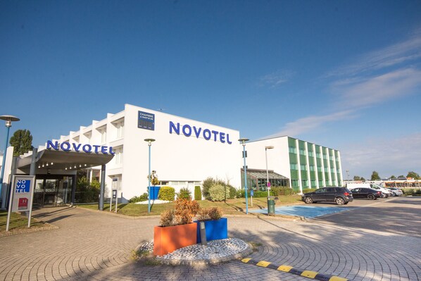 Front of property - Novotel Chartres (Chartres)