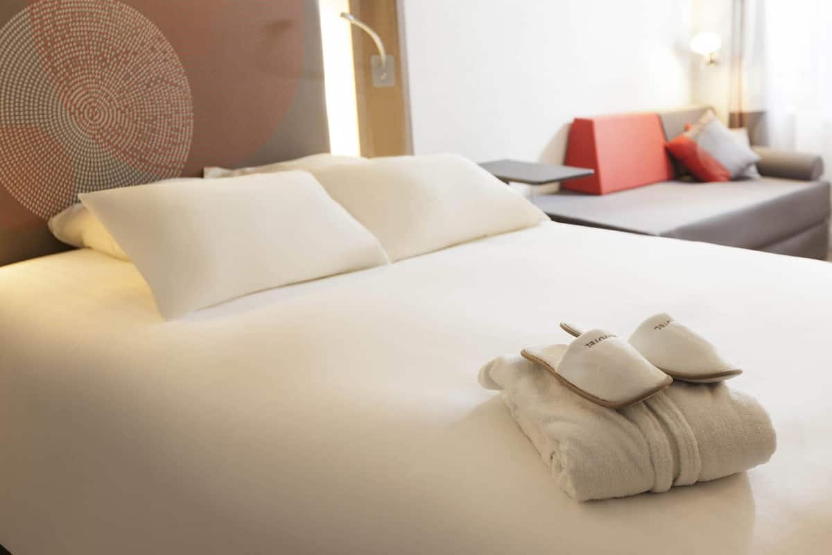 superior room, 1 double bed | hypo-allergenic bedding, minibar, in-room safe, individually decorated