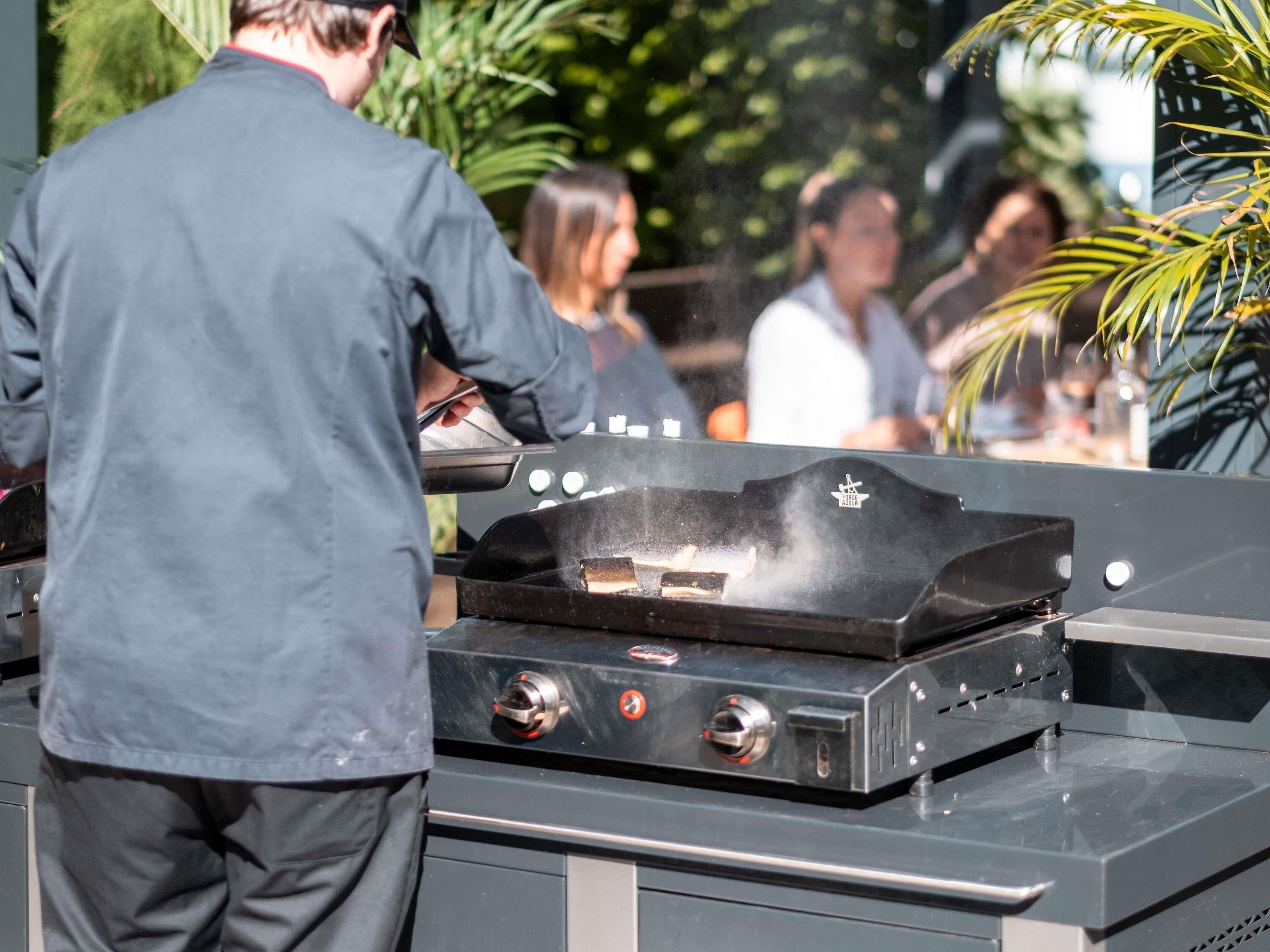 Breakfast, lunch, dinner served; French cuisine 