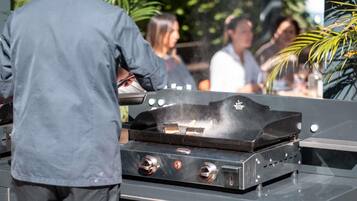 Serveert ontbijt, lunch, diner, Franse gerechten