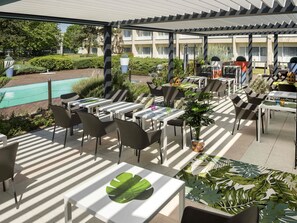 Piscine extérieure, parasols de plage, chaises longues