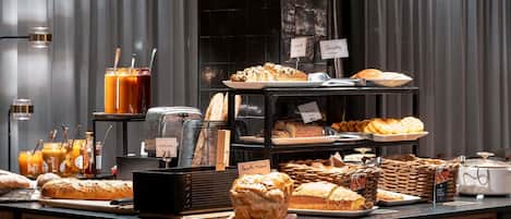 Tägliches Frühstücksbuffet (19.5 EUR pro Person)