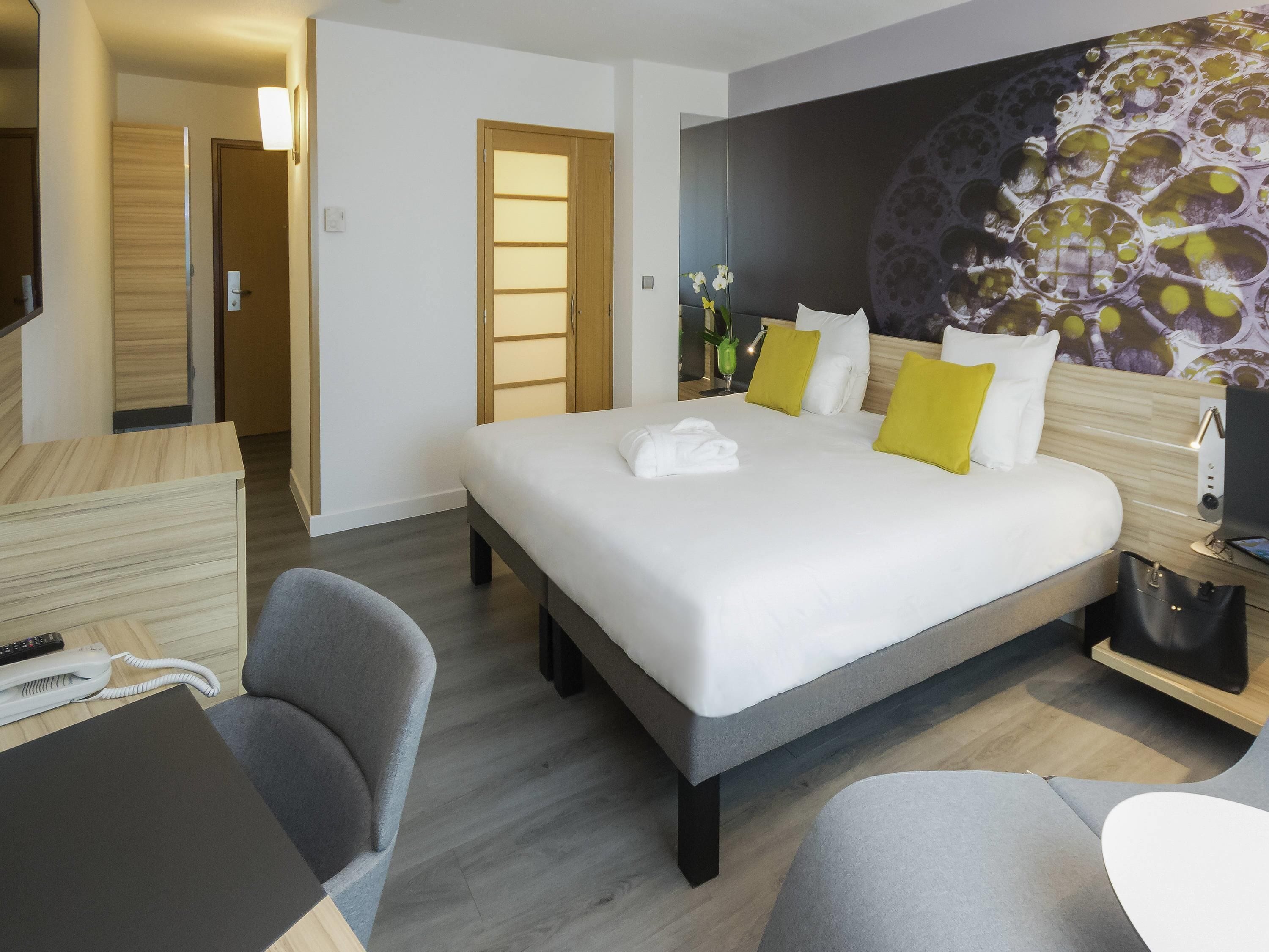 Chambre Exécutive, 1 très grand lit | Literie hypoallergénique, minibar, coffres-forts dans les chambres