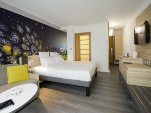 Family Room, 1 Double Bed with Sofa bed (Superior) | Hypo-allergenic bedding, minibar, in-room safe, individually decorated - Novotel Chartres (Chartres)