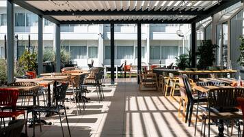 Serveert ontbijt, lunch, diner, Franse gerechten