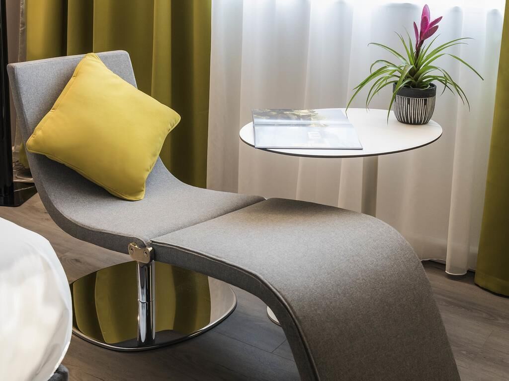 Executive Room, 1 King Bed | Hypo-allergenic bedding, minibar, in-room safe, individually decorated