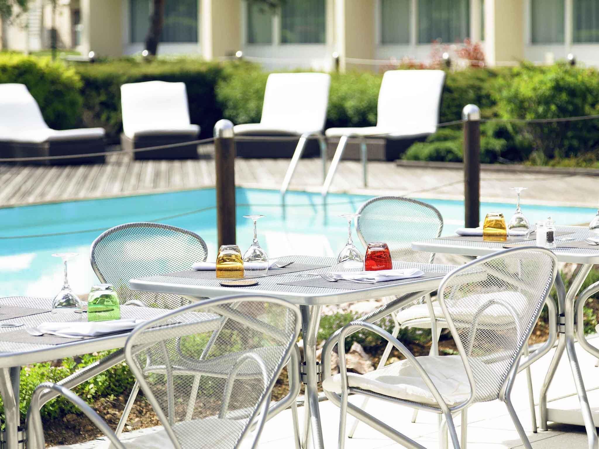 Piscine extérieure, parasols de plage, chaises longues