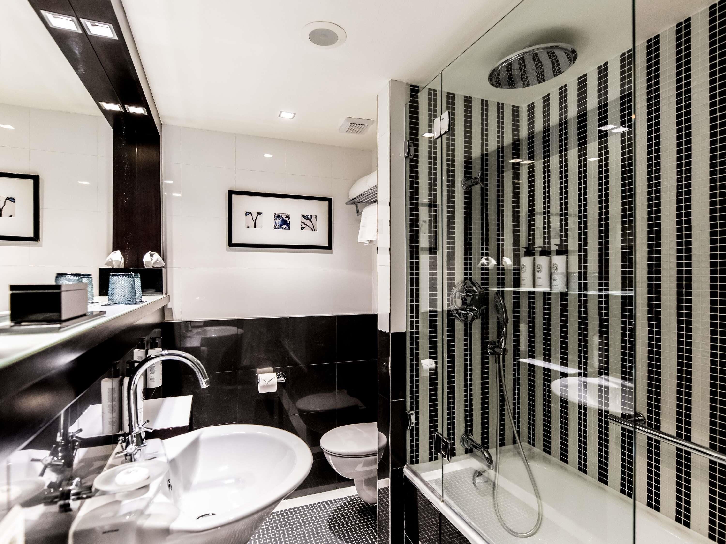 Roupas de cama premium, frigobar, cofres nos quartos, escrivaninha