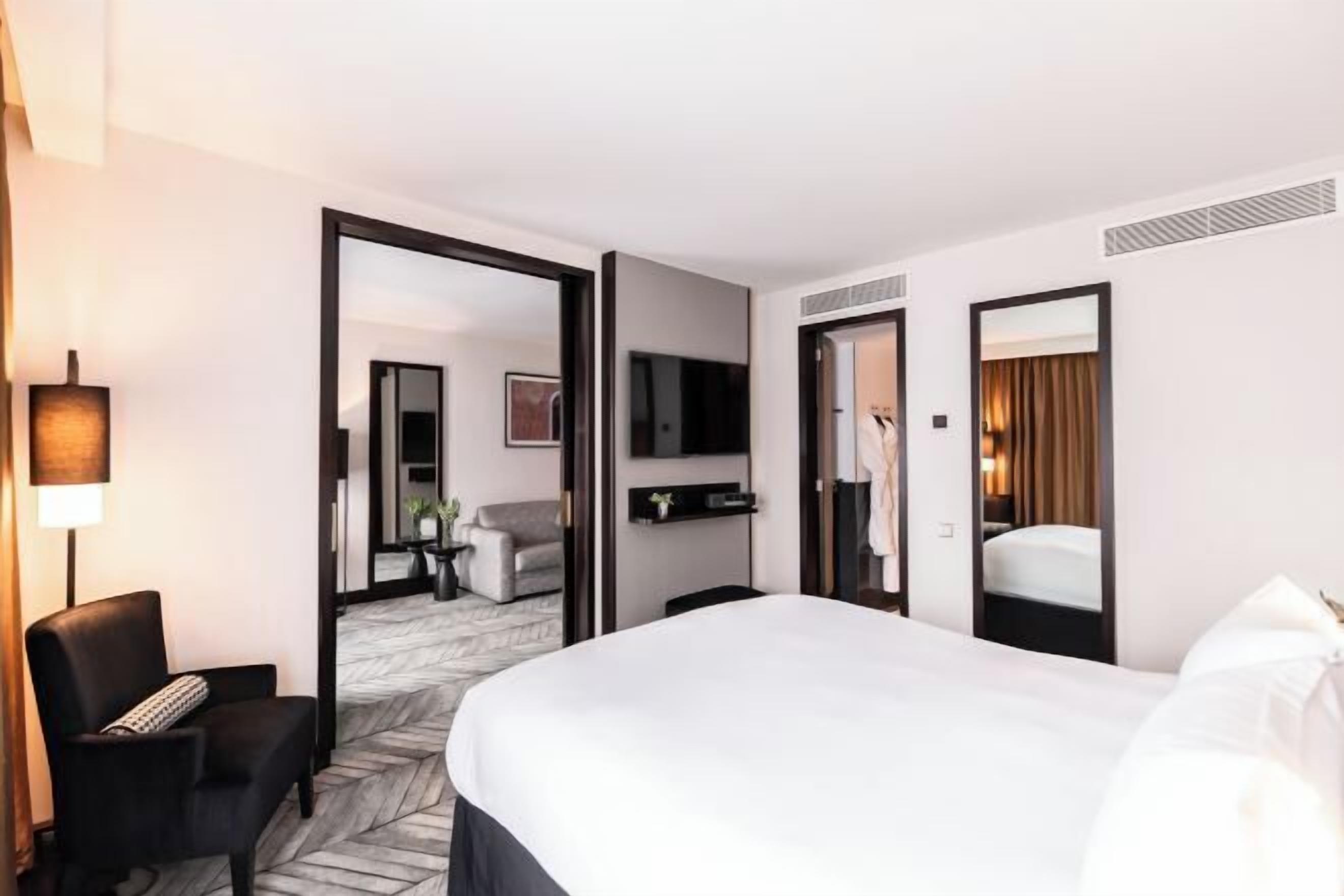 Roupas de cama premium, frigobar, cofres nos quartos, escrivaninha