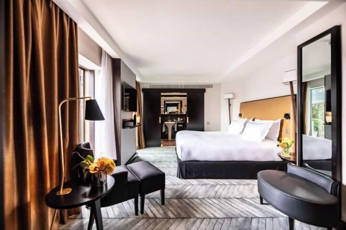 1 kamar tidur, seprai premium, minibar, dan brankas