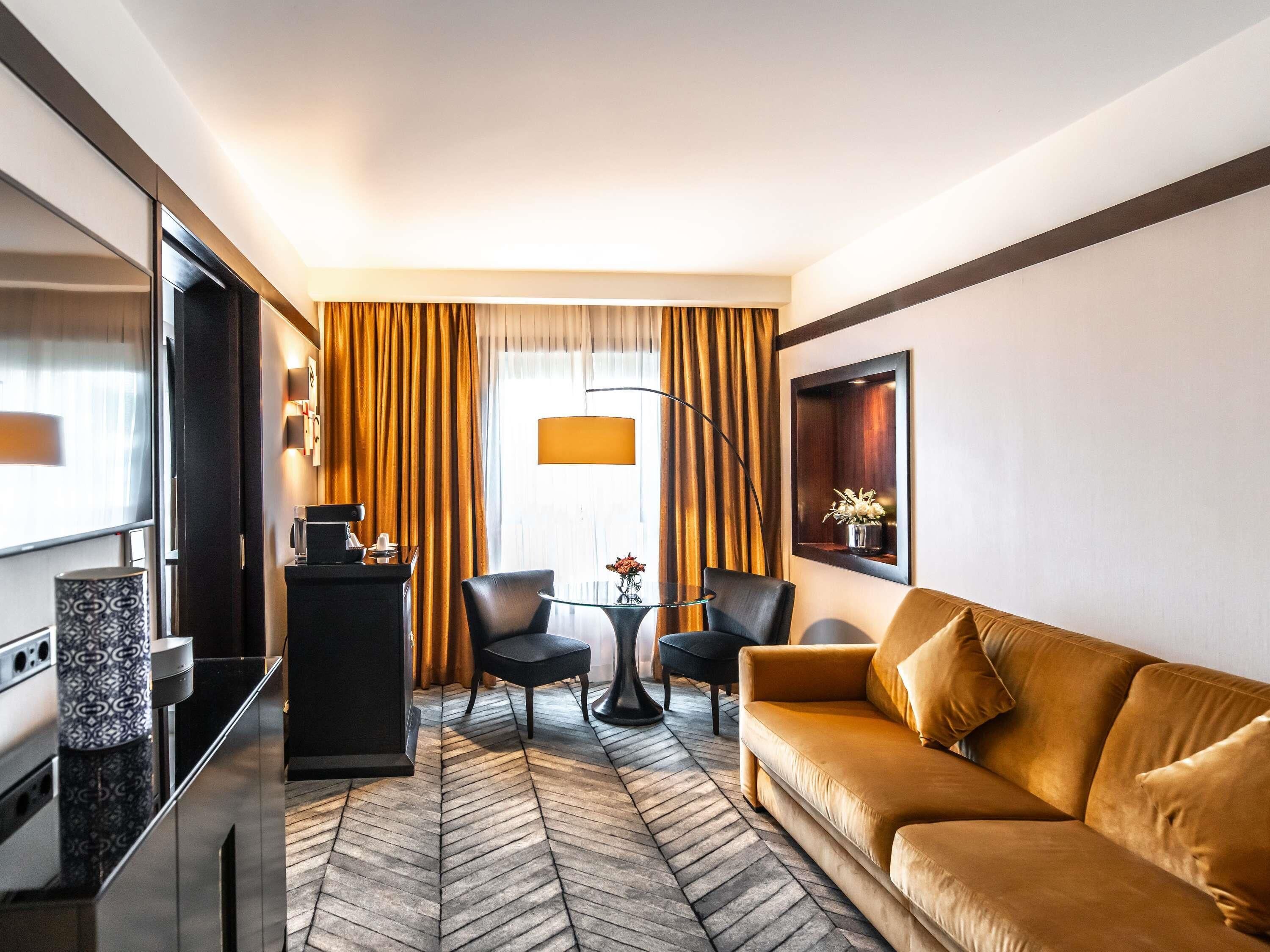 Suite junior, 1 cama de matrimonio grande | Ropa de cama de alta calidad, minibar, caja fuerte y escritorio