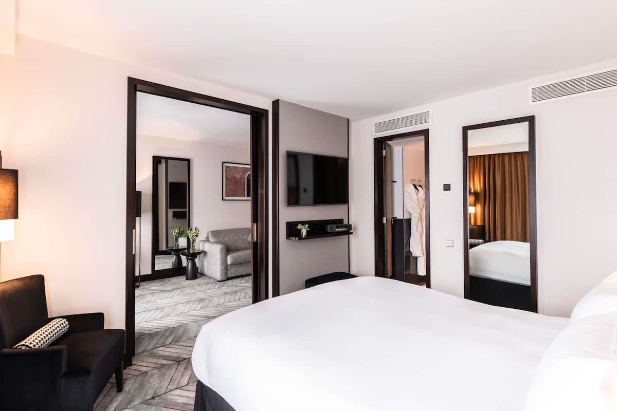 Suite - 1 kingsize-seng (High Floor) | 1 soveværelse, premium-sengetøj, minibar, pengeskab på værelset