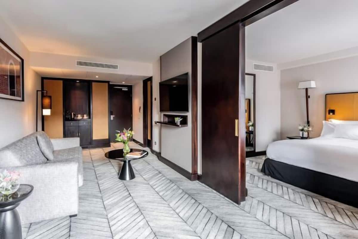 1 kamar tidur, seprai premium, minibar, dan brankas