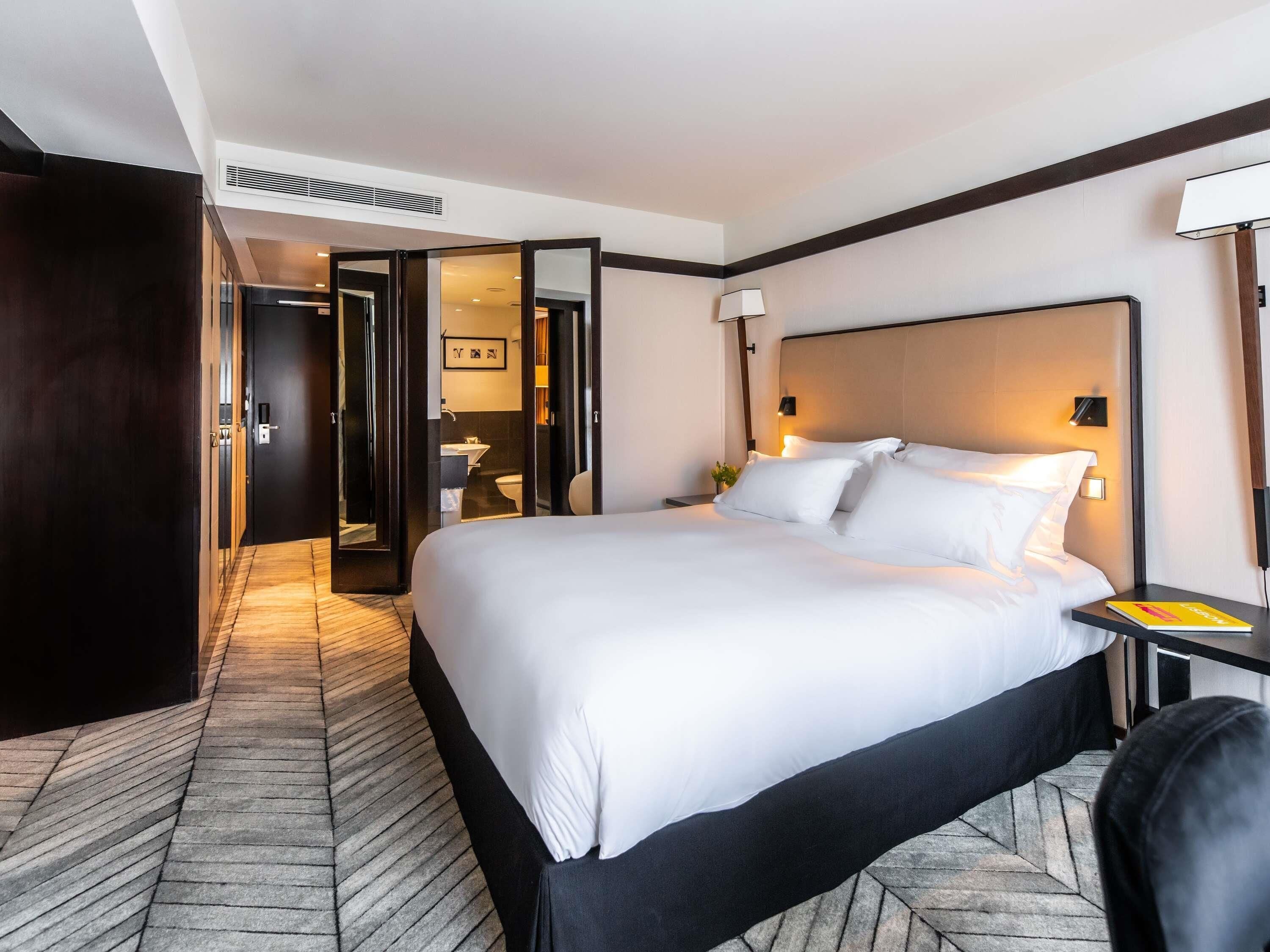 Junior Suite, 1 King Bed | Premium bedding, minibar, in-room safe, desk