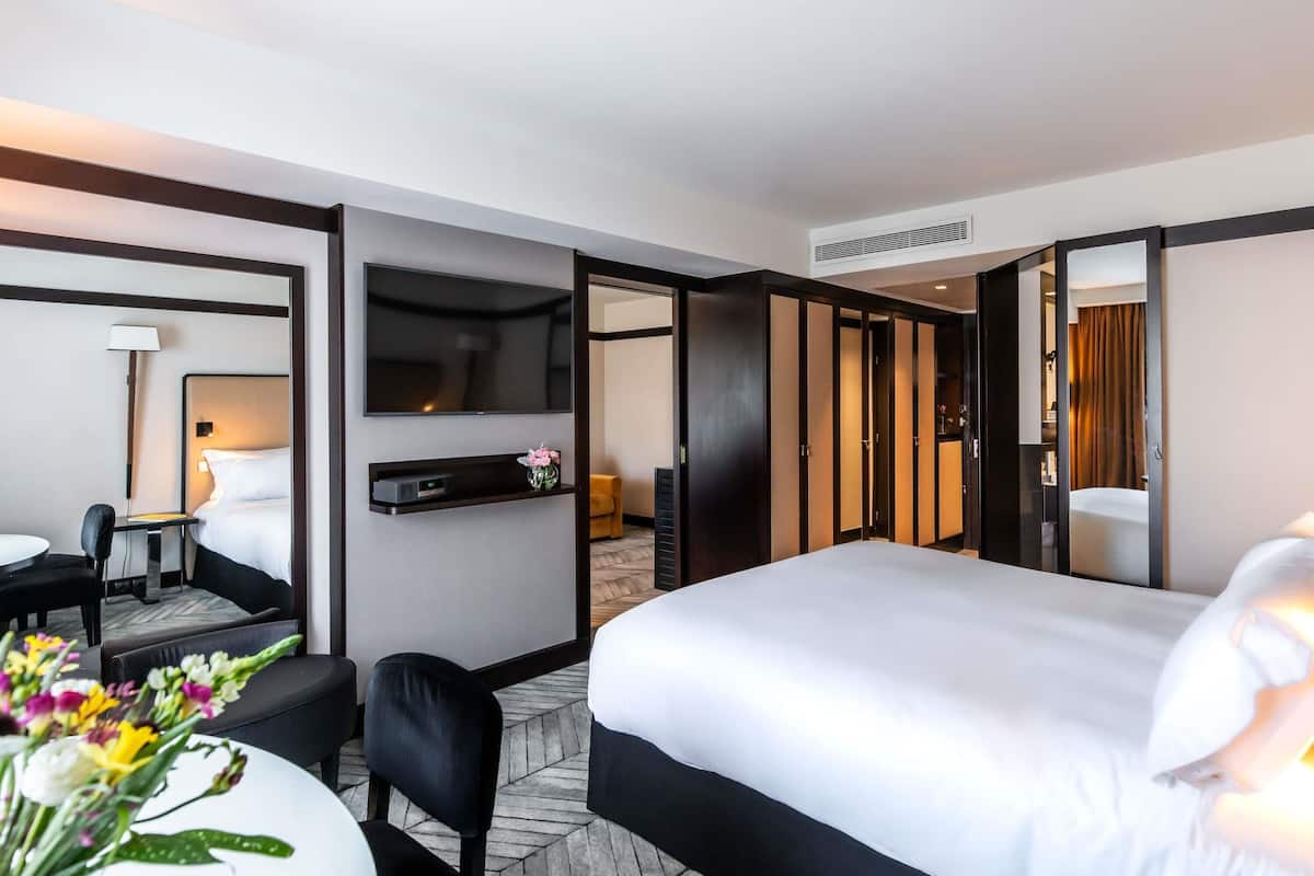 Junior Suite, 1 King Bed | 1 bedroom, premium bedding, minibar, in-room safe