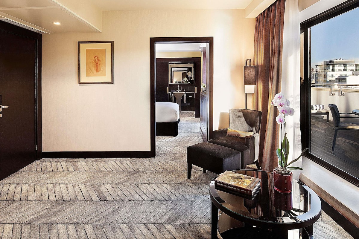 Prestige Suite, 1 King Bed, Lounge (High Floor) | 1 bedroom, premium bedding, minibar, in-room safe