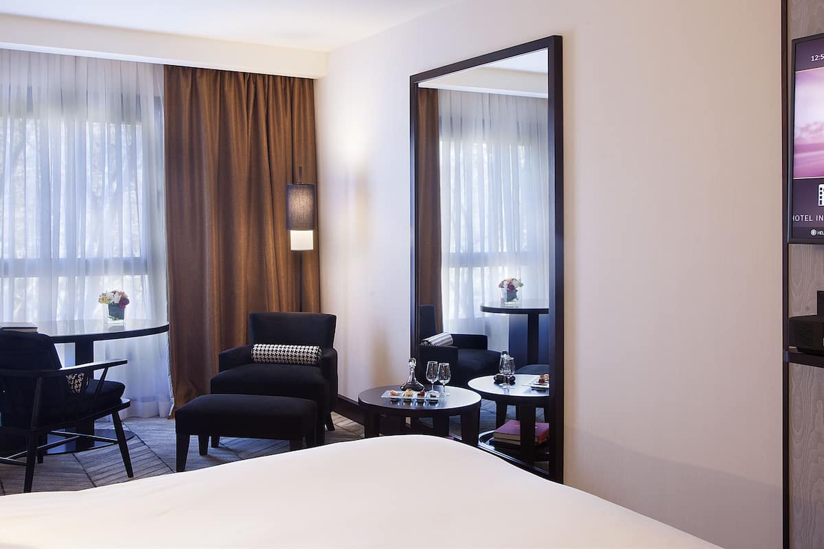 Luxe kamer, 1 kingsize bed | 1 slaapkamer, luxe beddengoed, een minibar, een kluis op de kamer
