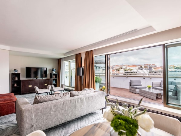 Suite, 1 cama King size, Terraza (Opera) | Ropa de cama de alta calidad y minibar