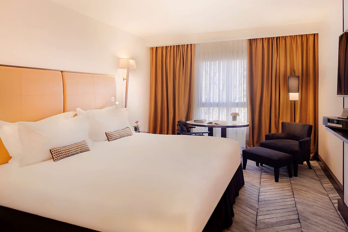 Premium bedding, minibar, in-room safe, desk