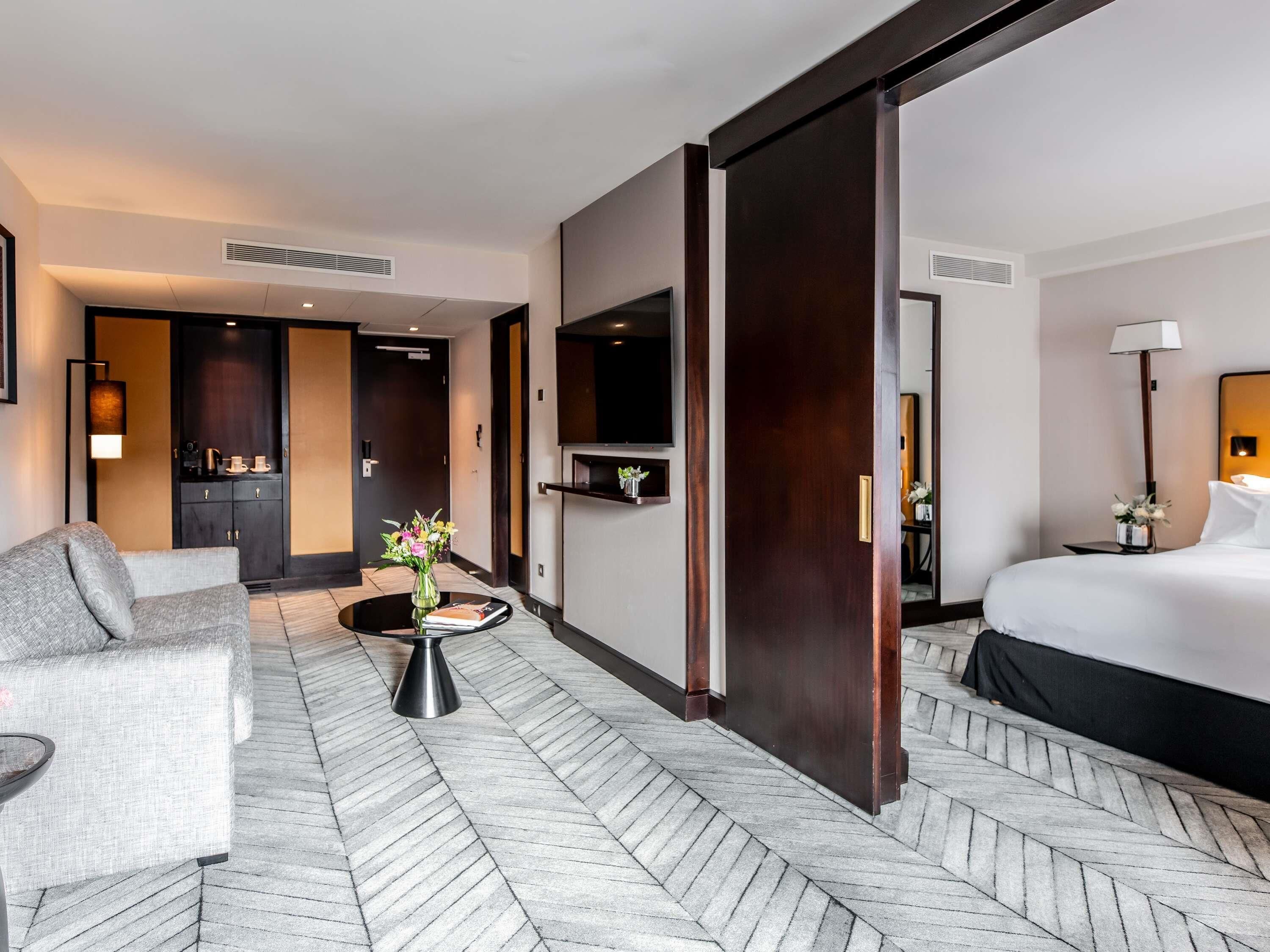 Suite, 1 King-Bett (High Floor) | Hochwertige Bettwaren, Minibar, Zimmersafe, Schreibtisch