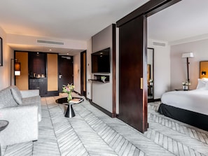 Suite, 1 King-Bett (High Floor) | Hochwertige Bettwaren, Minibar, Zimmersafe, Schreibtisch