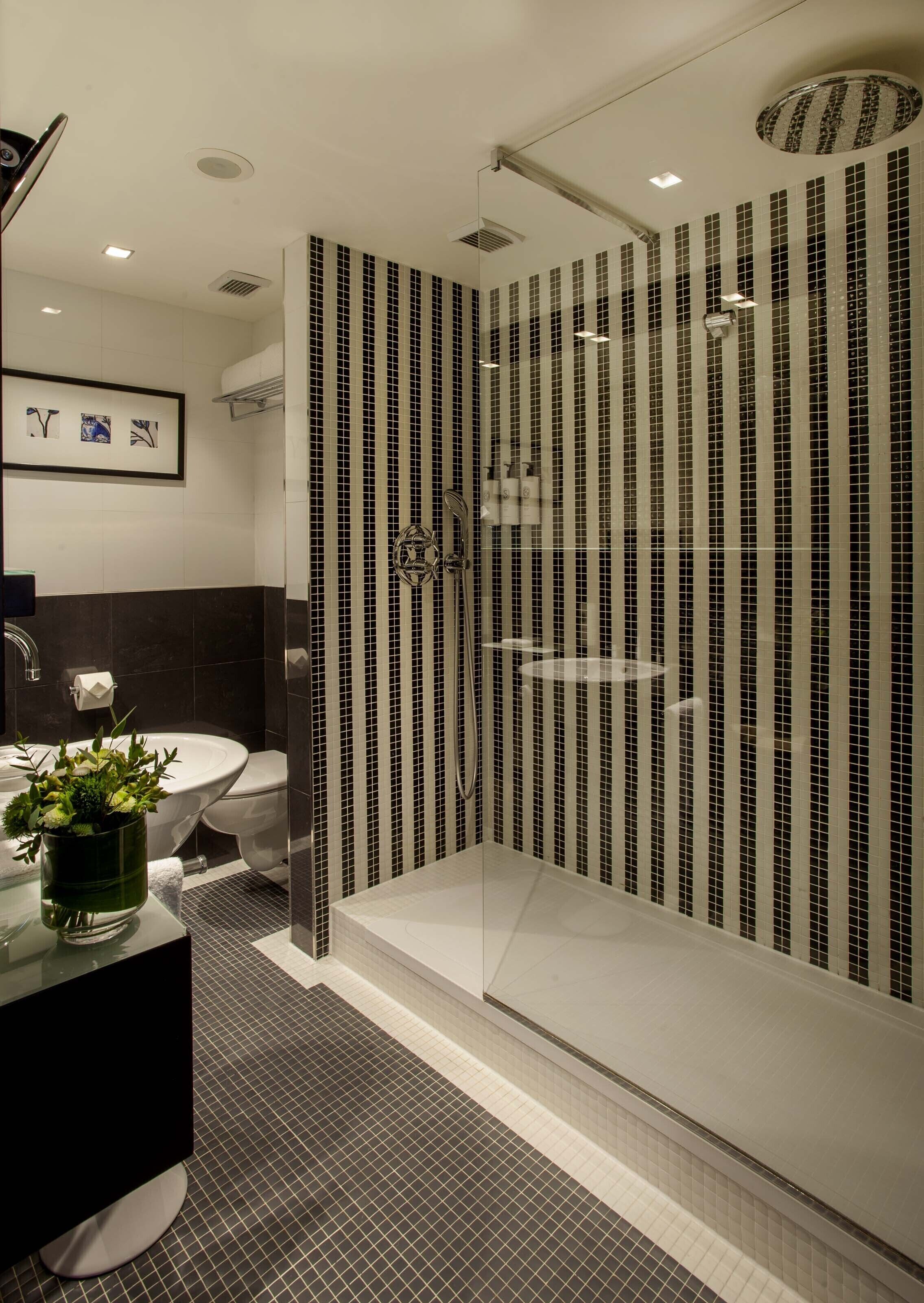 junior suite, 1 king bed | bathroom | combined shower/bathtub, rainfall showerhead, designer toiletries