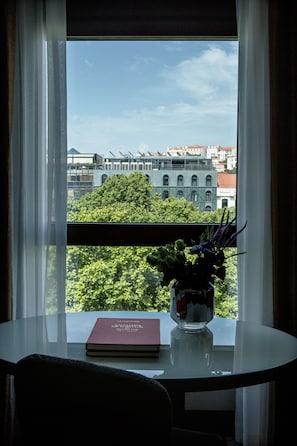 Junior Suite, 1 King Bed | City view