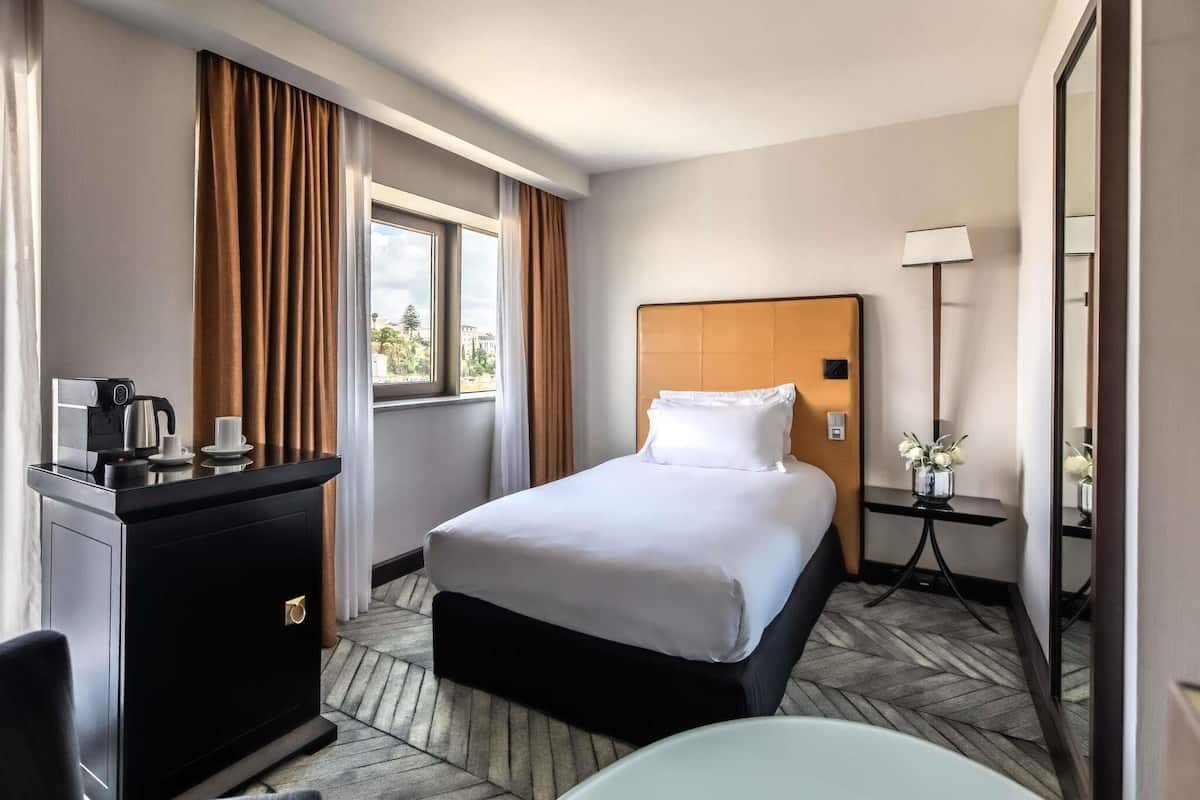 Classic Room, 1 Twin Bed | Premium bedding, minibar, in-room safe, desk