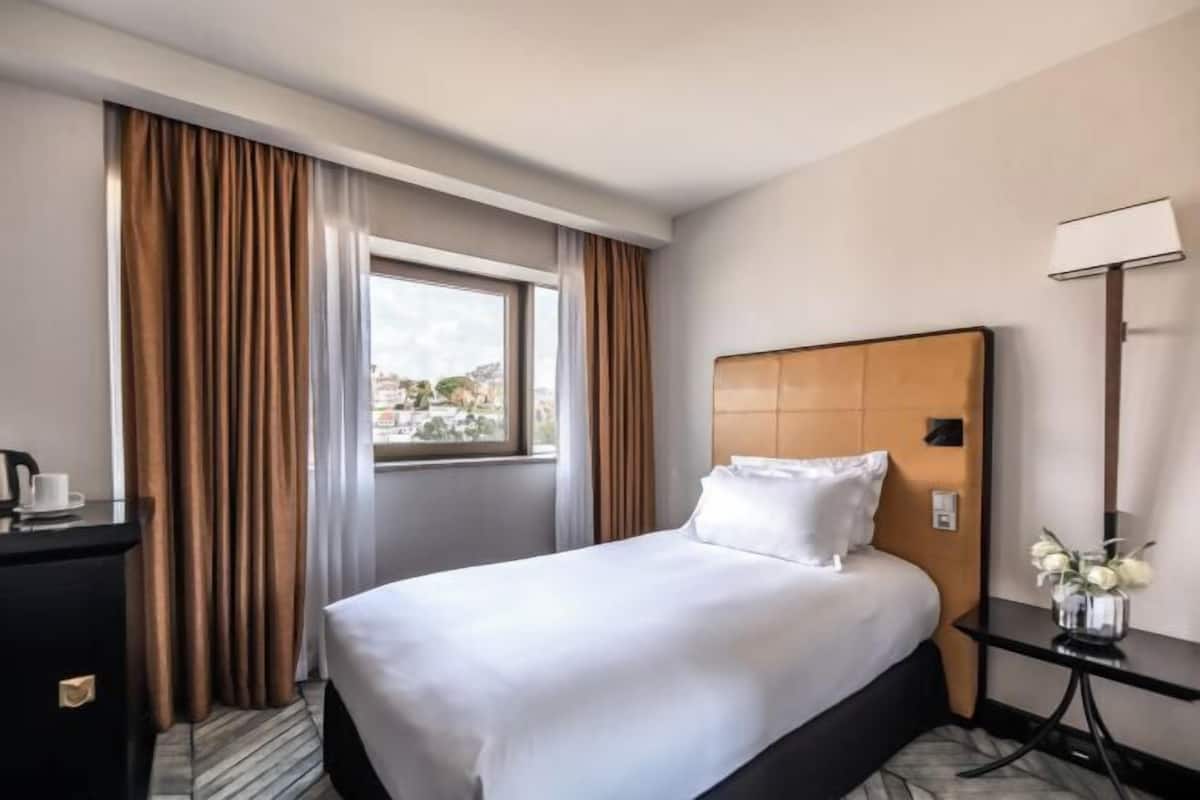 1 kamar tidur, seprai premium, minibar, dan brankas