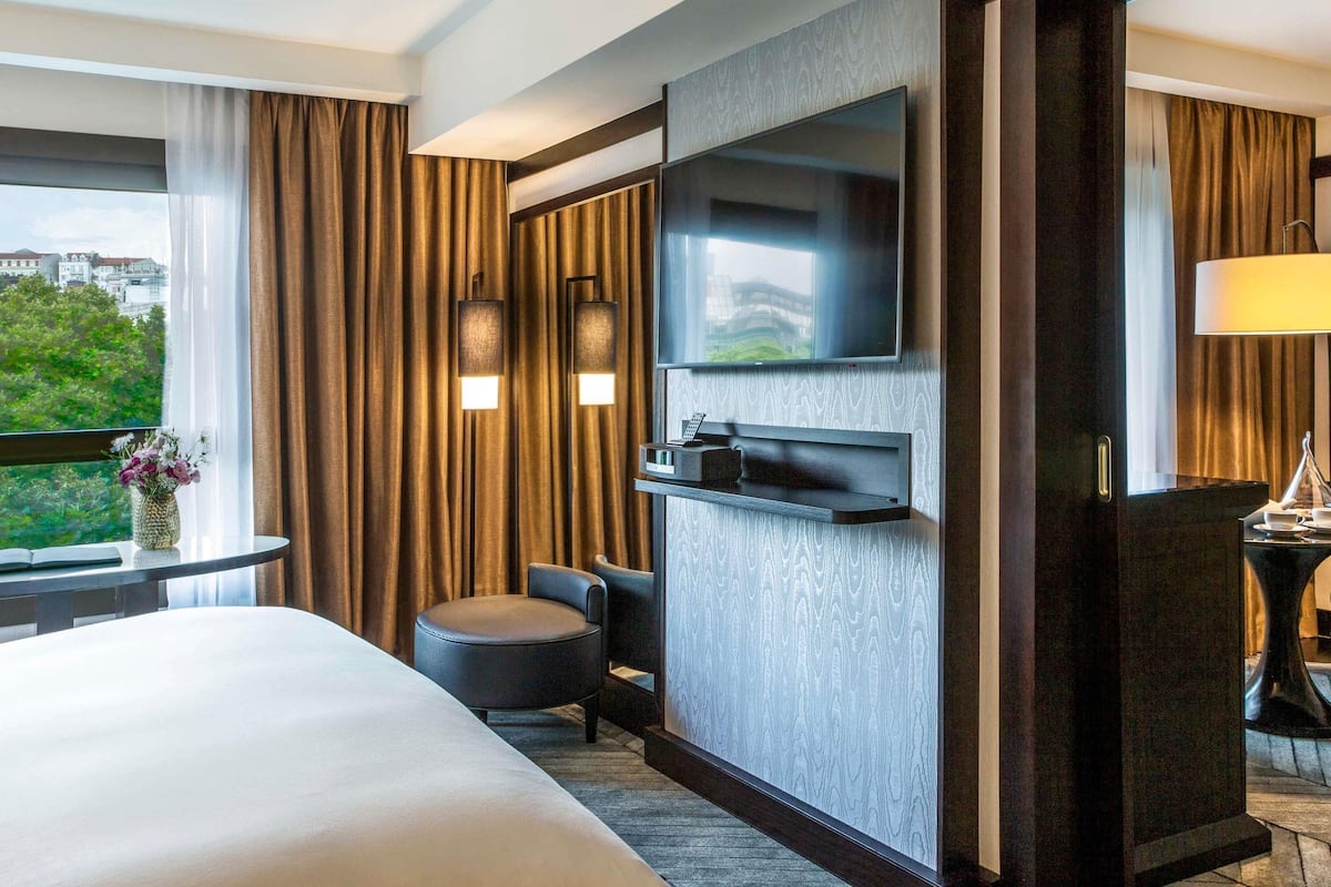 1 bedroom, premium bedding, minibar, in-room safe