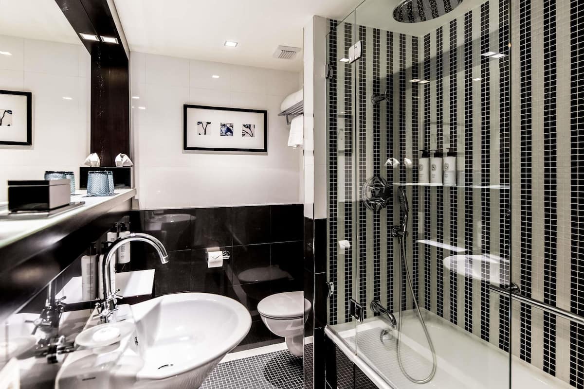 1 bedroom, premium bedding, minibar, in-room safe