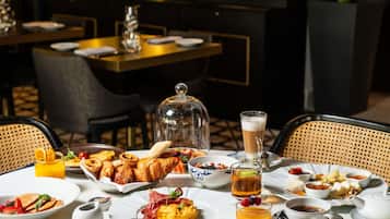 Frokostbuffé hver dag (EUR 30 per person)