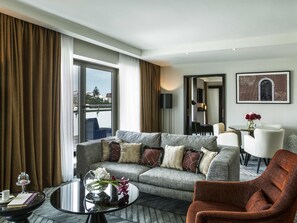 Roupas de cama premium, frigobar, cofres nos quartos, escrivaninha