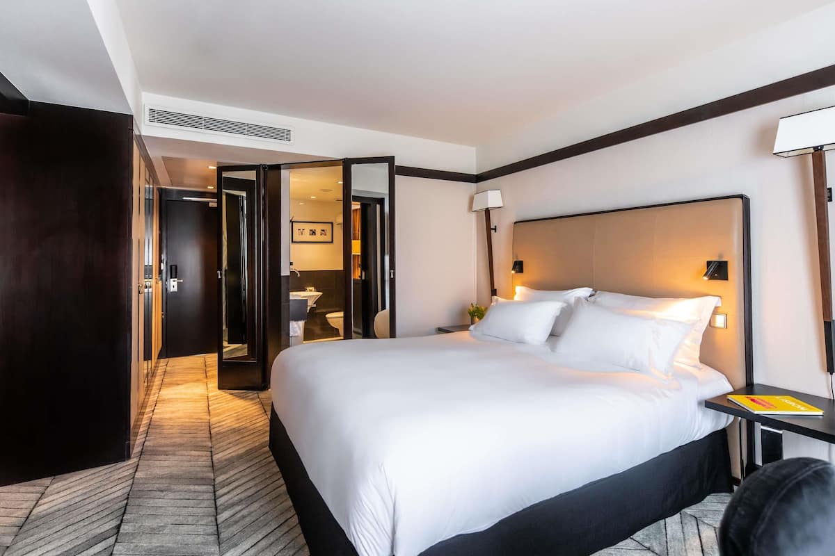 Junior Suite, 1 King Bed | 1 bedroom, premium bedding, minibar, in-room safe