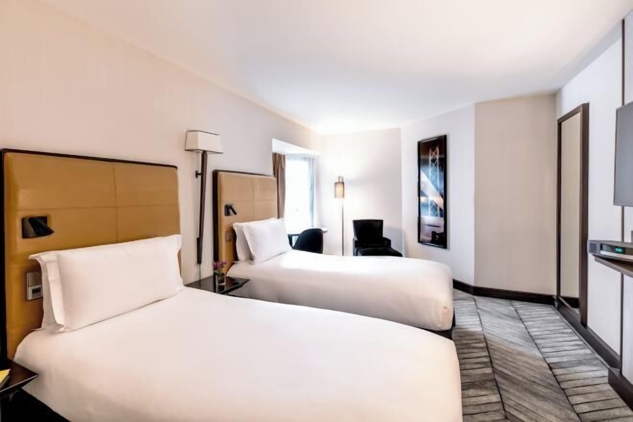 Roupas de cama premium, frigobar, cofres nos quartos, escrivaninha