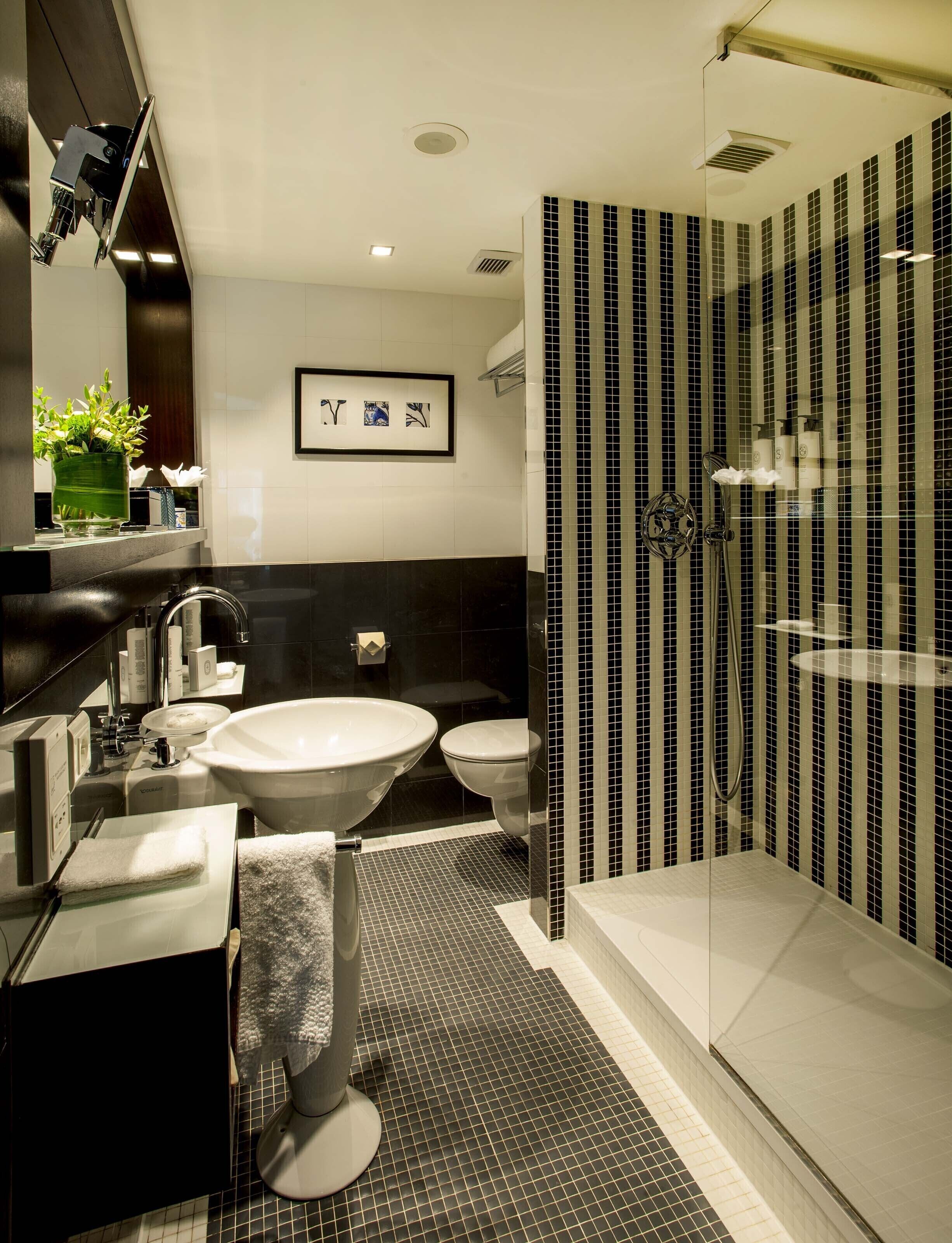 luxury room, 1 king bed | bathroom | combined shower/bathtub, rainfall showerhead, designer toiletries