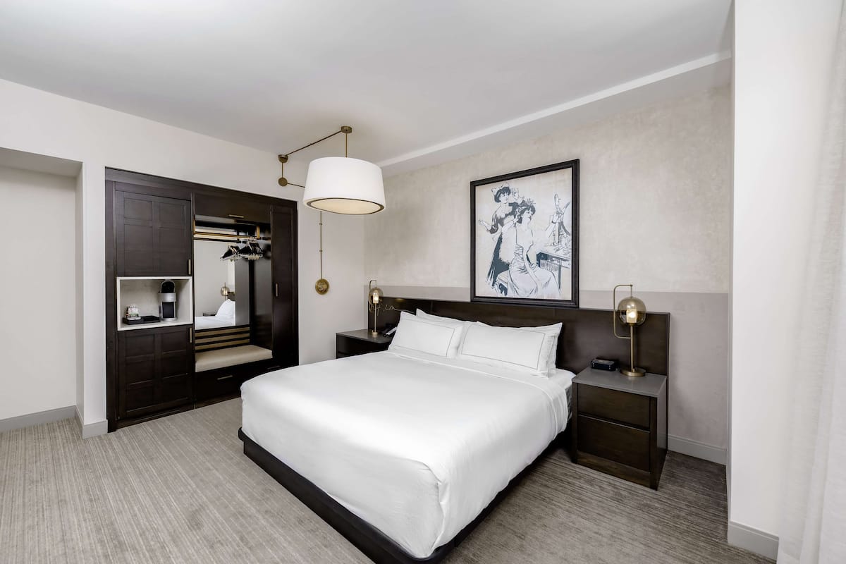 Chambre, 1 très grand lit, accessible aux personnes à mobilité réduite, baignoire | Literie de qualité, espace de travail pour ordinateurs portables