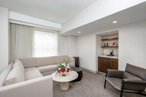 Suite estudio, 1 cama King size | Área de sala de estar | Televisión de 32 pulgadas con canales por cable 